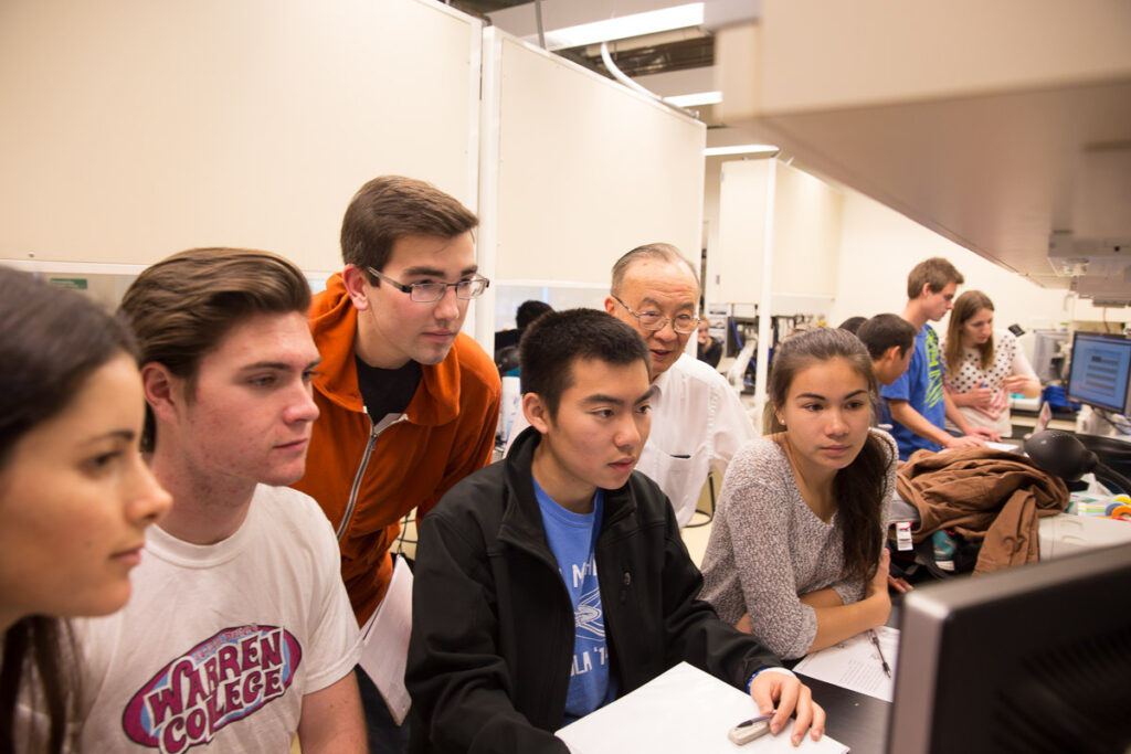 Image of college students around a computer.
David Baillot 2014 CC BY-NC-ND 4.0